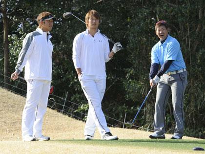 休日ゴルフでスタート前、笑顔を見せる（左から）中島、涌井、松坂のＷＢＣトリオ