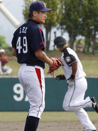 日本ハムとの練習試合の３回、中田翔（右）に本塁打を浴びたヤクルトの新外国人・李恵践