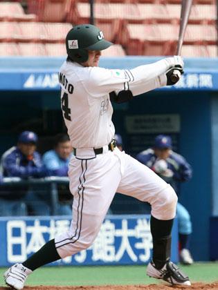 ＜ＪＲ東日本・大阪ガス＞２回１死満塁、ＪＲ東日本・木本が左中間突破、走者一掃の適時二塁打を放つ