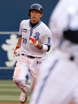 ＜横・ソ＞６回、横浜１死一塁、右越えに２ランを放った横浜・内藤雄太