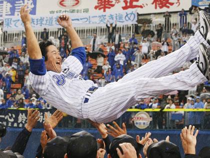 引退セレモニーで、ライトスタンドを背に胴上げされる横浜の鈴木尚