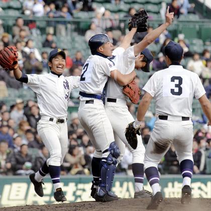 初優勝を決めマウンドでガッツポーズする清峰・今村投手（右から２人目）に抱きつく捕手川本と、駆け寄る一塁手山崎（３）、三塁手屋久（左）