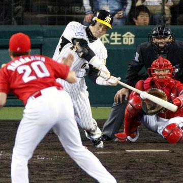 ９回阪神２死一、二塁、金本が右翼線に逆転サヨナラ二塁打を放つ。投手永川、捕手石原