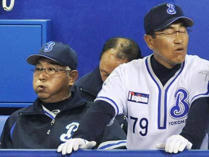 ７回、巨人・小笠原の二塁打で追加点を許し、ベンチでふくれっ面の横浜・大矢監督（左）。右は水谷コーチ