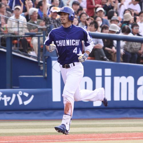 横・中＞１１回無死、本塁打を放ち、ベースを１周する中日・藤井淳志 