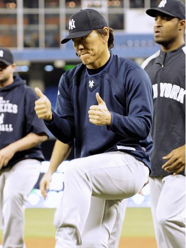 ブルージェイズ戦前、体をほぐしながら親指を立てるヤンキース・松井秀