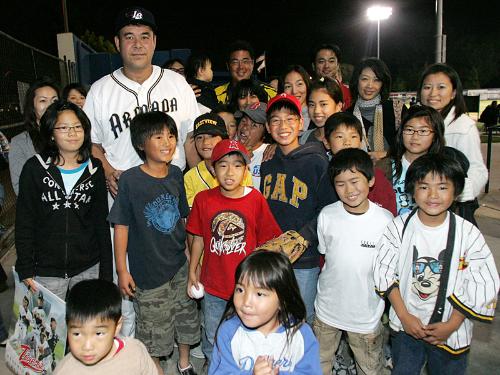 ＜アーマダ・スコーピオンズ＞試合後、地元の日本人の子供達と記念写真に納まる伊良部秀輝
