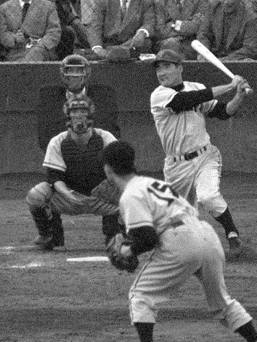 １９５８年１０月、日本シリーズに西鉄の捕手として出場した和田博実氏。投手河村、打者は巨人・長嶋
