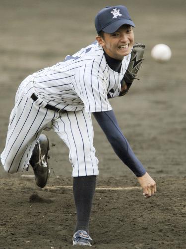日米大学野球選手権の代表選考合宿で、力投する亜大の東浜巨