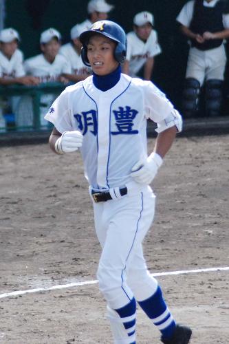 ＜明豊・日田＞この日３本目の本塁打を放ち、ベースを一周してベンチに帰る今宮健太選手