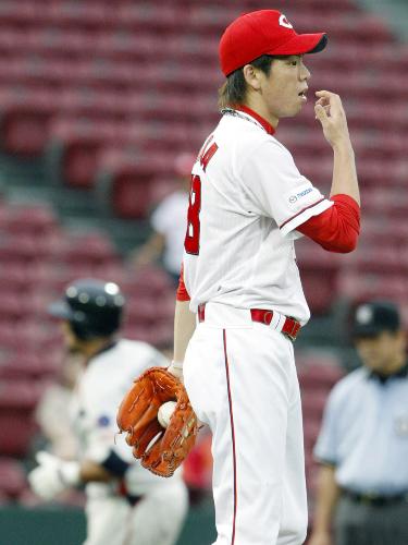 ２回、デントナ（左）に先制本塁打を浴びた広島・前田健