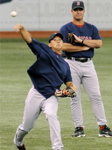 ファレル投手コーチ（右）が見守る中、キャッチボールするレッドソックス・松坂