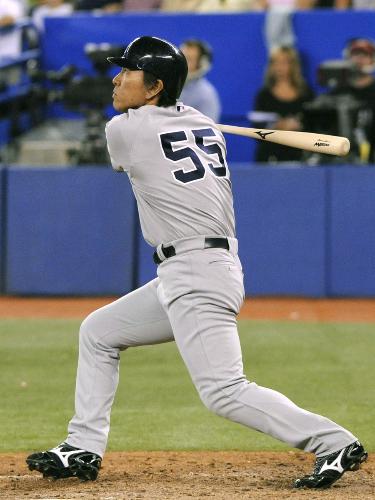 ブルージェイズ戦の９回、中越えに本塁打を放つヤンキース・松井秀