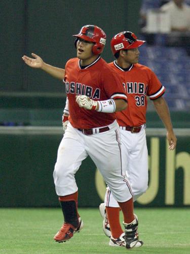 ＜Ｈｏｎｄａ熊本・東芝＞３回１死満塁、右越えに満塁本塁打を放つ東芝・三沢