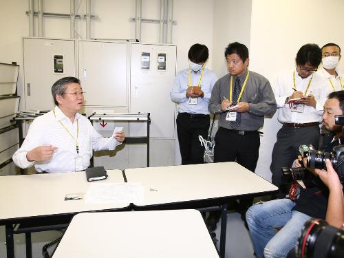 ソフトバンクの王貞治会長の体調について、ヤフードームで説明する木村寛広報室長