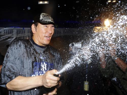 地区優勝が決まり、シャンパンをかけ合うヤンキース・松井秀喜外野手