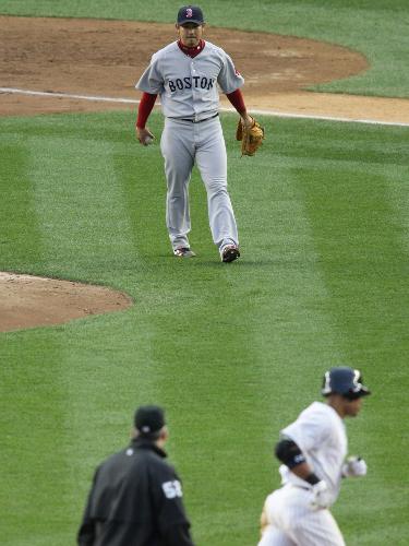 ＜ヤンキース・レッドソックス＞好投の松坂大輔は６回先頭、ロビンソン・カノ（手前）に本塁打を浴びてしまう