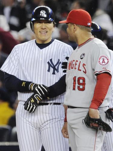 エンゼルス戦の１回に適時遊撃内野安打を放ち、一塁上で笑顔を見せるヤンキース・松井秀（左）。一塁手モラレス