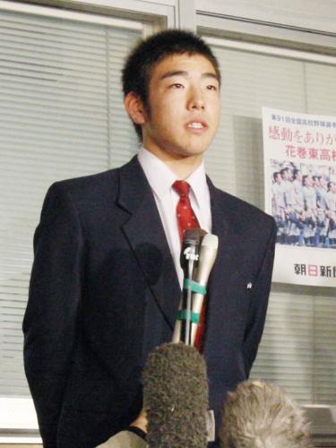 国内プロ球団との面談を終え、記者会見する花巻東・菊池雄星投手