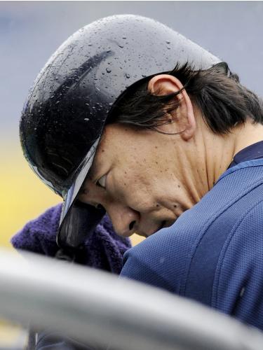 降りしきる雨の中行われた練習で、ヘルメットの水滴をぬぐうヤンキース・松井秀喜