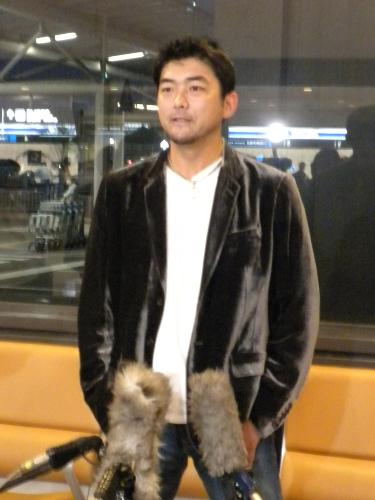 成田空港で、城島のマリナーズ退団にも触れながら会見に応じるレッドソックス・斎藤隆