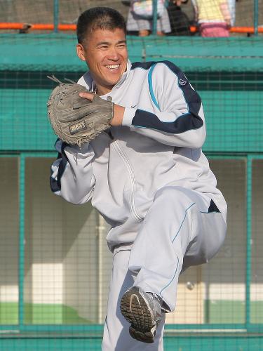 １８日に長崎・佐世保で行われた「城島旗争奪少年野球大会」で始球式の捕手役をつとめた城島健司