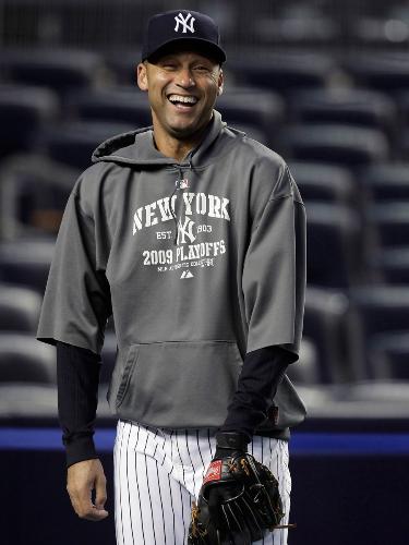 ヤンキースタジアムでの練習で笑顔を見せるヤンキースのジーター