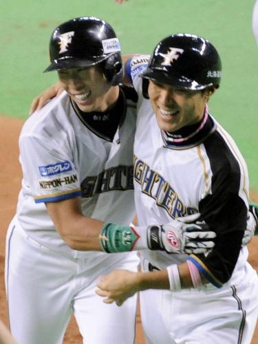 ２回、２ランを放った日本ハム・森本（左）と抱き合って喜ぶ三走・田中
