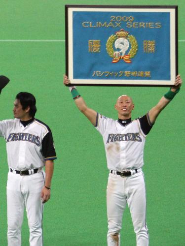 ＜日・楽＞日本シリーズ出場権を獲得し、声援に手を振って応える森本（右端）ら日本ハムナイン