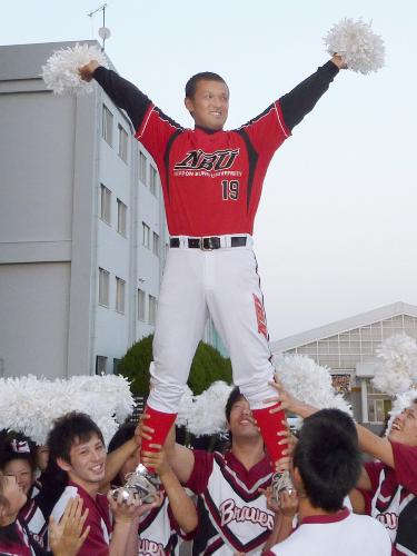 オリックスに１位指名され、応援団に担がれポーズをとる日本文理大の古川秀一投手