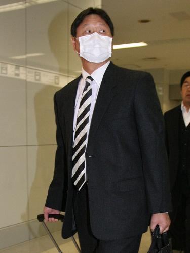 マスク姿で羽田空港に到着した巨人・尾花投手コーチ