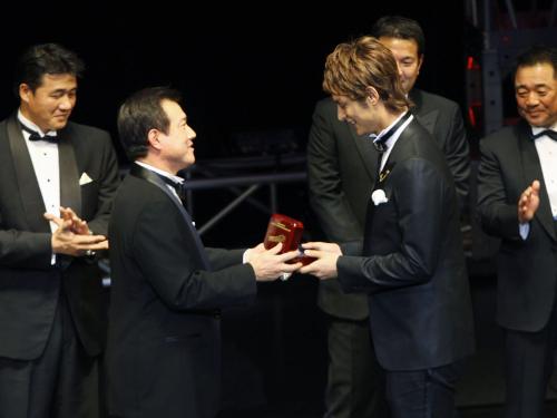 ＷＢＣの表彰式で、原監督（手前左）からチャンピオンリングを贈られる日本ハムのダルビッシュ投手