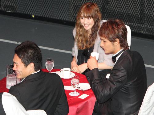 笑顔で表彰式を待つ（左から）田中、紗栄子夫人、ダルビッシュ