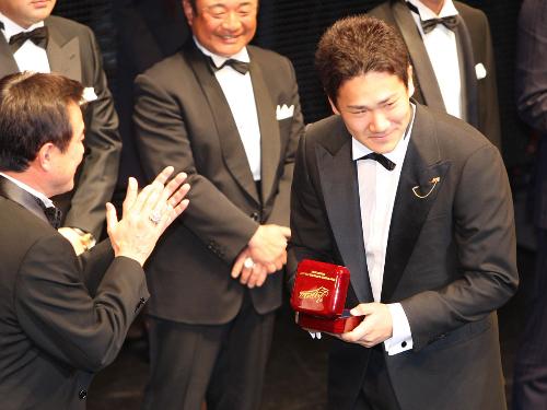 原監督（左）から優勝記念リングを手渡され笑顔を見せる田中