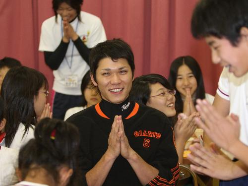 坂本勇人は児童たちと笑顔で いただきます スポニチ Sponichi Annex 野球