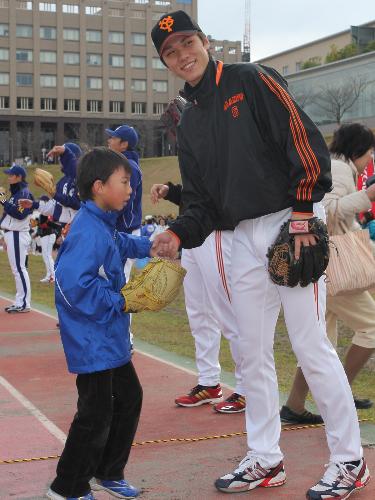 ベースボールクリスマス キャッチボールをした子供と握手を交わす坂本勇人 スポニチ Sponichi Annex 野球