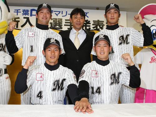 ロッテ新入団選手発表会見で、カメラの前でポーズをとる（前列左から）荻野、大谷、（後列左から）清田、西村監督、山室
