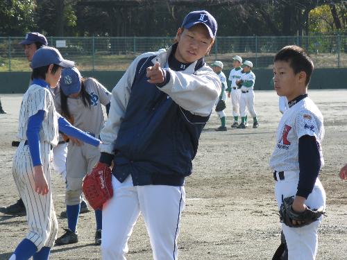 野球教室に参加した西武の中崎はジェスチャーを交えながら熱心に指導する