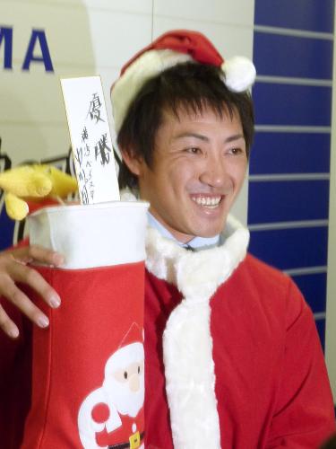 契約更改交渉を終え、サンタクロースの格好でポーズをとる横浜の内川聖一外野手
