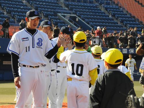 野球教室を終え、笑顔で小学生とハイタッチをする横浜・山口（左）ら