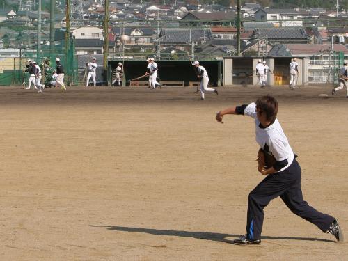 練習する高知商野球部ナインと同じグラウンドでキャッチボールを行う藤川球児