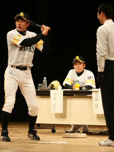 ＜プロ野球現役選手によるシンポジウム・夢の向こうにｉｎ熊本＞バットを手に打撃の指導を行うソフトバンク・川崎