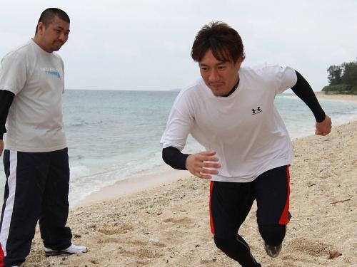 伊江島での自主トレを公開する日本ハム・林はフィジカル・アーキテクトの塩見トレーナーが見守る前で砂浜ダッシュ
