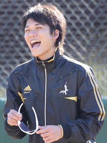 巨人 坂本始動 練習中 笑顔を見せる坂本勇人 スポニチ Sponichi Annex 野球