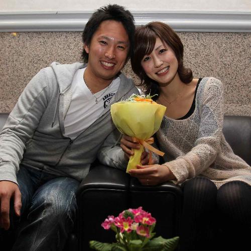 ＜楽天・永井結婚＞結婚を控えた楽天・永井と木谷真美さんは花束を手に顔を寄せ合って笑顔を見せる