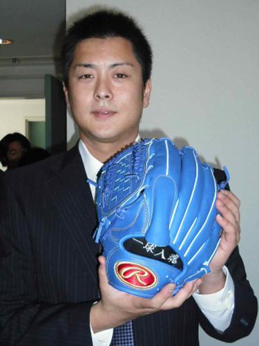 ヤクルト・中沢雅人はトヨタ自動車・川島総監督の教え「一球入魂」を刺しゅうしたグラブを手にする