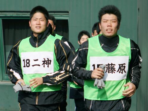 阪神の新人合同自主トレーニングでランニングする二神一人投手（左）と藤原正典投手
