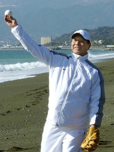自主トレーニング中、浜辺でキャッチボールする横浜・尾花監督