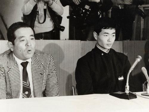 １９８５年１１月、早大進学から一転、巨人からドラフト１位指名を受け、父・泰次さんと共に会見する桑田