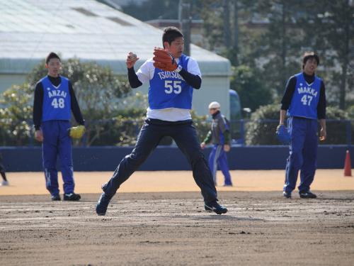横須賀での新人合同自主トレで軽快な三塁守備を見せる横浜の筒香